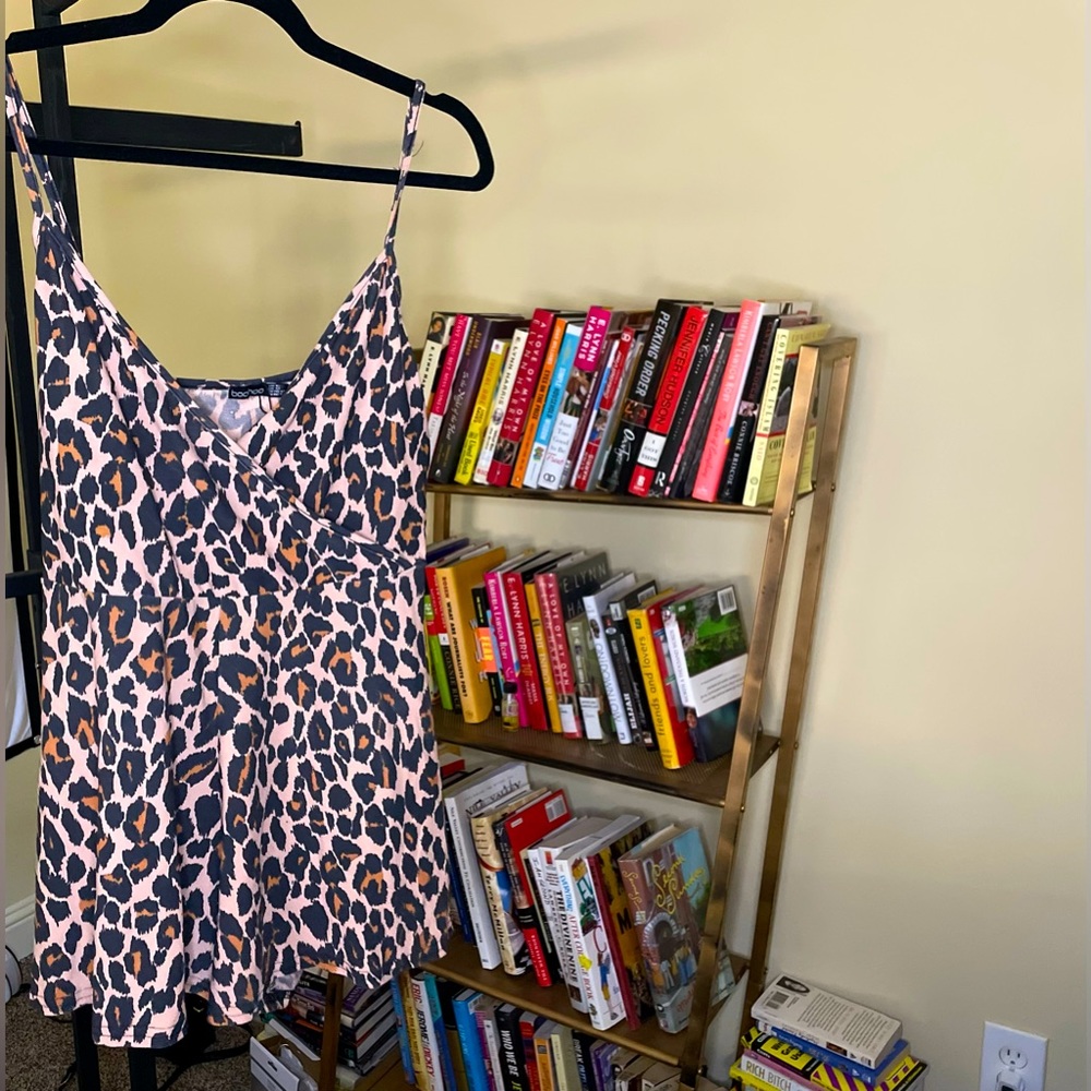 A flowly cute fashionable mini dress.